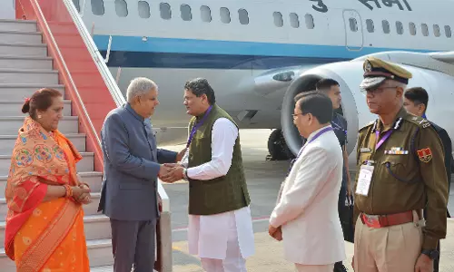Jaipur: खाद्य एवं नागरिक आपूर्ति मंत्री ने उपराष्ट्रपति की अगवानी की Jaipur: खाद्य एवं नागरिक आपूर्ति मंत्री ने उपराष्ट्रपति की अगवानी की