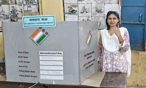 Maharashtra Elections: राज्य मंत्री रक्षा खडसे ने जलगांव में मतदान केंद्र पर अपना वोट डाला Maharashtra Elections: राज्य मंत्री रक्षा खडसे ने जलगांव में मतदान केंद्र पर अपना वोट डाला