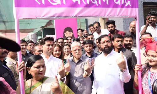 महाराष्ट्र: एकनाथ शिंदे, देवेंद्र फडणवीस और उद्धव ठाकरे ने अपने परिवार के साथ किया मतदान महाराष्ट्र: एकनाथ शिंदे, देवेंद्र फडणवीस और उद्धव ठाकरे ने अपने परिवार के साथ किया मतदान