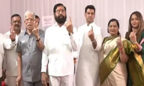 Maharashtra Elections: सीएम एकनाथ शिंदे ने ठाणे में मतदान केंद्र पर वोट डाला Maharashtra Elections: सीएम एकनाथ शिंदे ने ठाणे में मतदान केंद्र पर वोट डाला