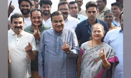 महाराष्ट्र विधानसभा चुनाव 2024: गडकरी के परिवार ने की वोटिंग, कहा...