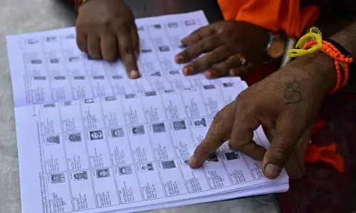 Thane में मतदाता सूची में गड़बड़ी: नजदीक के बजाय दूर के मतदान केंद्र पर नाम Thane में मतदाता सूची में गड़बड़ी: नजदीक के बजाय दूर के मतदान केंद्र पर नाम