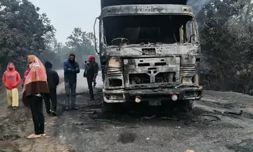 5 हाईवा को किया आग के हवाले, चालकों को भी पीटा