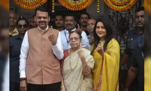 महाराष्ट्र विधानसभा चुनाव: प्रतिशत बढ़ेगा, फडणवीस ने परिवार के साथ किया मतदान महाराष्ट्र विधानसभा चुनाव: प्रतिशत बढ़ेगा, फडणवीस ने परिवार के साथ किया मतदान