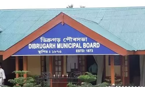 Assam : डिब्रूगढ़ नगर निगम ने चौकीडिंगी में अनाधिकृत स्टॉलों को हटाया