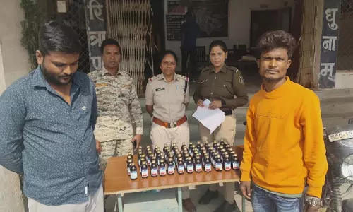 CG VIDEO: नशे के सौदागरों पर पुलिस का करारा प्रहार, 70 बाॅटल नशीली सिरप के साथ दो तस्कर दबोचे CG VIDEO: नशे के सौदागरों पर पुलिस का करारा प्रहार, 70 बाॅटल नशीली सिरप के साथ दो तस्कर दबोचे