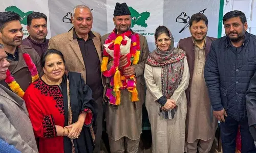 महबूबा मुफ्ती ने विधानसभा में अनुच्छेद 370 का मुद्दा उठाने के लिए PDP विधायकों की सराहना की महबूबा मुफ्ती ने विधानसभा में अनुच्छेद 370 का मुद्दा उठाने के लिए PDP विधायकों की सराहना की