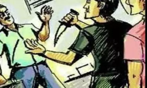 Bhopal: दो लोगों ने एक युवक पर चाकू से जानलेवा हमला किया Bhopal: दो लोगों ने एक युवक पर चाकू से जानलेवा हमला किया
