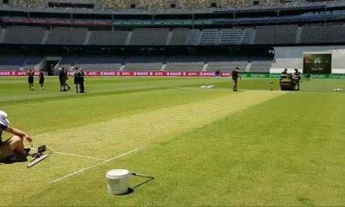 पर्थ की पिच पर से पर्दा उठ गया पर्थ की पिच पर से पर्दा उठ गया