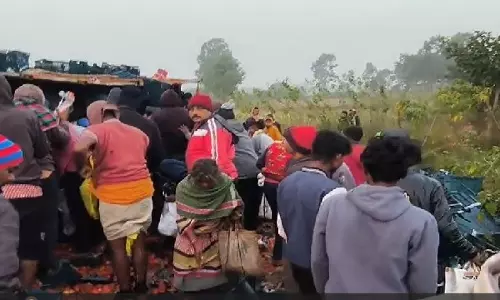 Keonjhar जिले में टमाटर से लदा ट्रक पलटा, लोग टमाटर ले गए