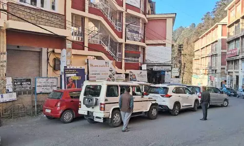 SDA कॉम्प्लेक्स में बेतरतीब पार्किंग SDA कॉम्प्लेक्स में बेतरतीब पार्किंग