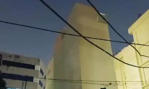 Madhapur में झुकी हुई इमारत से निवासियों को निकाला गया