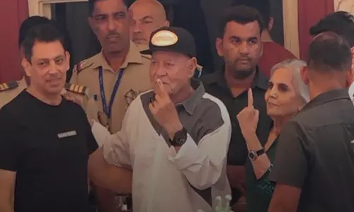 Salman Khan के माता-पिता ने महाराष्ट्र विधानसभा चुनाव 2024 में अपना वोट डाला