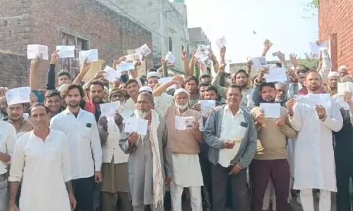 Muzaffarnagar: मीरापुर उपचुनाव में ग्रामीणों ने लगाया वोट डालने से रोकने का आरोप