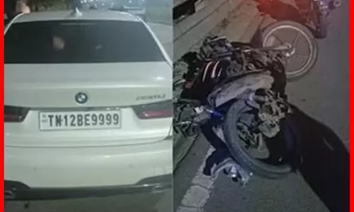रफ्तार का कहर: BMW की टक्कर से वीडियो जर्नलिस्ट की मौत, जांच जारी रफ्तार का कहर: BMW की टक्कर से वीडियो जर्नलिस्ट की मौत, जांच जारी