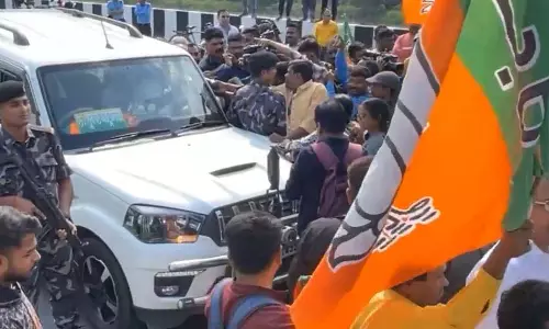 Bengal भाजपा अध्यक्ष सुकांत मजूमदार के काफिले को पुलिस ने उपद्रवग्रस्त बेलडांगा जाते समय रोका Bengal भाजपा अध्यक्ष सुकांत मजूमदार के काफिले को पुलिस ने उपद्रवग्रस्त बेलडांगा जाते समय रोका