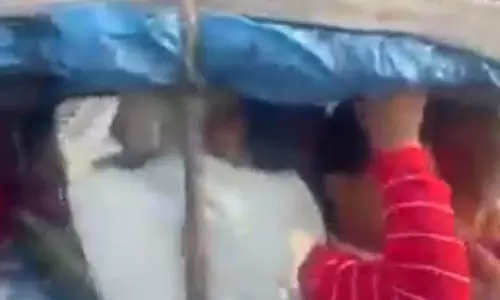 हे भगवान! एक ऑटो में 16 सवारियां, देख हिल जाएगा माथा, VIDEO