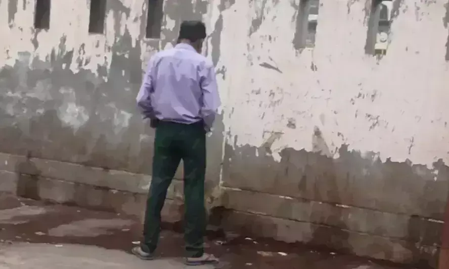 Firozabad: महाविद्यालय के गेट नम्बर 4 के पास टॉयलेट करने वालो से फैल रही गन्दगी Firozabad: महाविद्यालय के गेट नम्बर 4 के पास टॉयलेट करने वालो से फैल रही गन्दगी