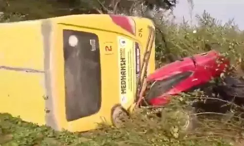 स्कूल bus-tractor की टक्कर में 5 छात्र घायल; दुर्घटना का वीडियो वायरल स्कूल bus-tractor की टक्कर में 5 छात्र घायल; दुर्घटना का वीडियो वायरल