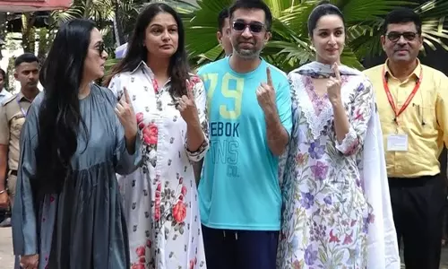 Shraddha Kapoor, मौसी पद्मिनी कोल्हापुरी वोट डालने के लिए मतदान केंद्र पर पहुंचीं
