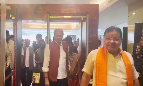 द साबरमती रिपोर्ट फिल्म देखने पहुंचे सांसद बृजमोहन अग्रवाल और सुनील सोनी द साबरमती रिपोर्ट फिल्म देखने पहुंचे सांसद बृजमोहन अग्रवाल और सुनील सोनी