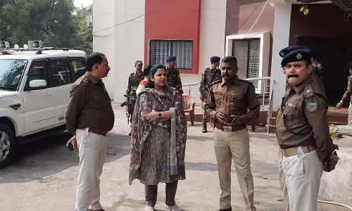 Dhanbad: डीसी व एसएसपी ने किया मतदान, लोगों से भी की अपील Dhanbad: डीसी व एसएसपी ने किया मतदान, लोगों से भी की अपील