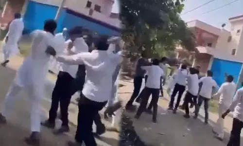 VIDEO: धनंजय मुंडे के कार्यकर्ताओं ने शरद पवार के शिलादार को पीटा! VIDEO: धनंजय मुंडे के कार्यकर्ताओं ने शरद पवार के शिलादार को पीटा!