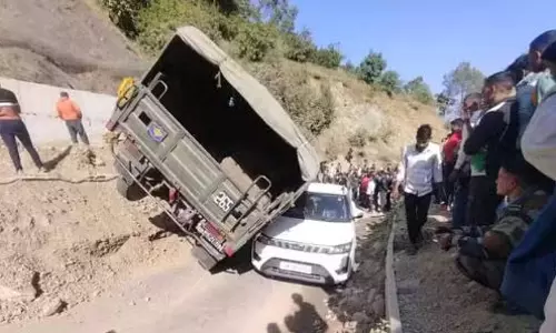 Pithoragarh: लोहाघाट-पिथौरागढ़ हाईवे पर कार के ऊपर पलटा सेना का वाहन Pithoragarh: लोहाघाट-पिथौरागढ़ हाईवे पर कार के ऊपर पलटा सेना का वाहन