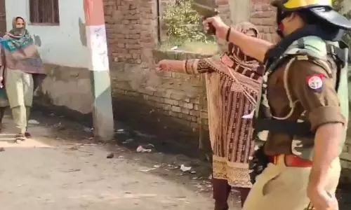 सांसद ने शेयर किया VIDEO, बोले- SHO को तुरंत निलंबित किया जाए, रिवॉल्वर से धमकाकर वोटर्स को वोट डालने से रोक रहे सांसद ने शेयर किया VIDEO, बोले- SHO को तुरंत निलंबित किया जाए, रिवॉल्वर से धमकाकर वोटर्स को वोट डालने से रोक रहे