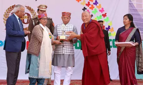 राज्यपाल ने झुग्गी-झोपड़ियों में रहने वाले बच्चों को शिक्षित करने के लिए Tong-Len ट्रस्ट की प्रशंसा की