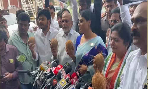 आंध्र प्रदेश कांग्रेस प्रमुख YS शर्मिला ने कडप्पा में स्टील फैक्ट्री की मांग को लेकर विरोध प्रदर्शन किया