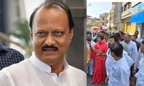 वोटर्स के हाथ में घड़ी के निशान: अजीत पवार और शरद पवार के कार्यकर्ताओं के बीच हाथापाई वोटर्स के हाथ में घड़ी के निशान: अजीत पवार और शरद पवार के कार्यकर्ताओं के बीच हाथापाई