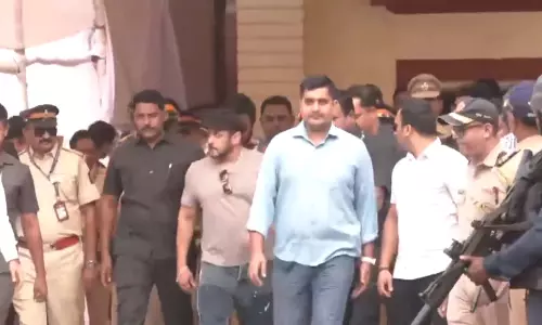 हाई सिक्योरिटी के साथ वोट डालने पहुंचे एक्टर सलमान खान, चप्पे-चप्पे की निगरानी हाई सिक्योरिटी के साथ वोट डालने पहुंचे एक्टर सलमान खान, चप्पे-चप्पे की निगरानी