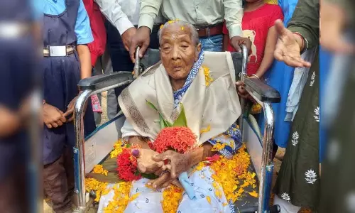 111 साल की दादी ने उत्साह से किया मतदान, पुष्प वर्षा कर स्वागत किया 111 साल की दादी ने उत्साह से किया मतदान, पुष्प वर्षा कर स्वागत किया