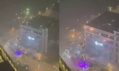 Viral: AQI 400 के पार जाने पर लोगों ने पटाखे फोड़े, लोगों में आक्रोश Viral: AQI 400 के पार जाने पर लोगों ने पटाखे फोड़े, लोगों में आक्रोश