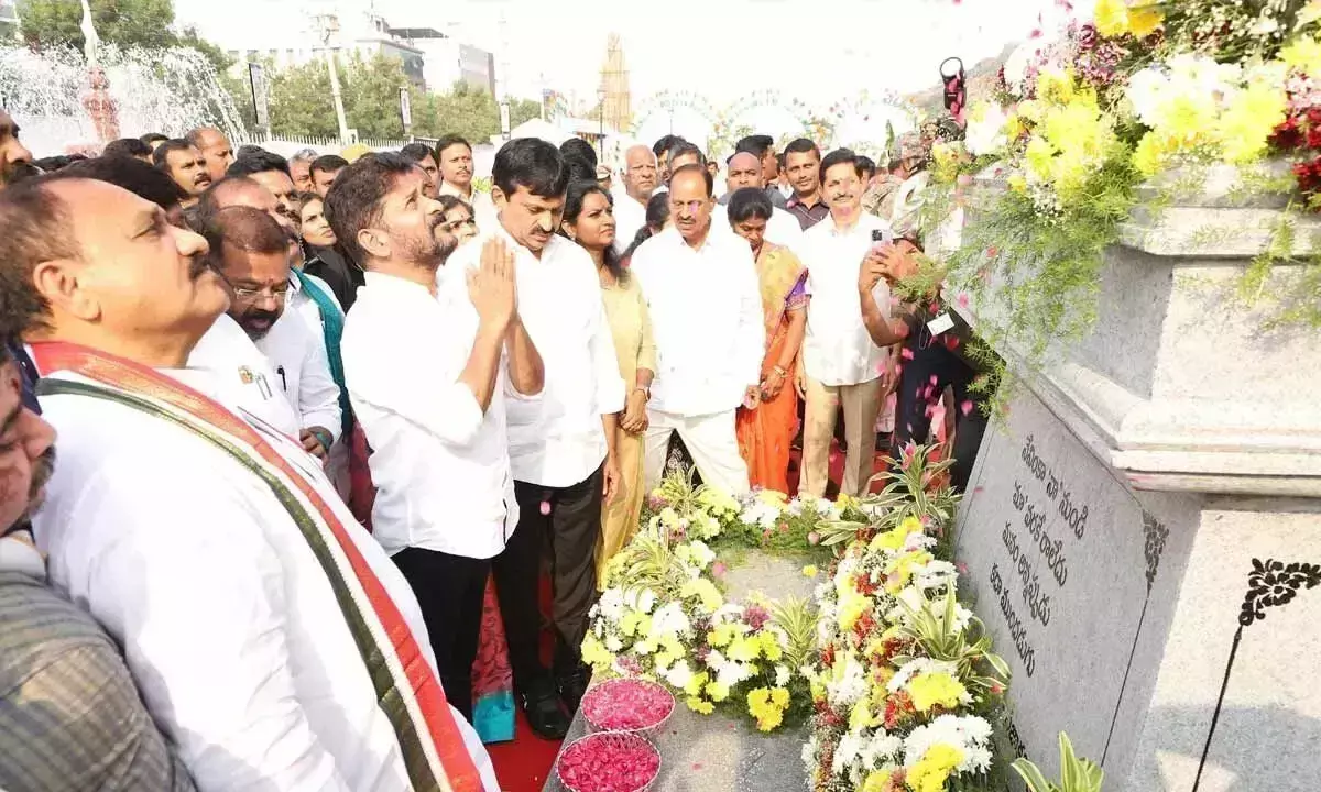 CM ने अत्याधुनिक सांस्कृतिक केंद्र कलोजी कलाक्षेत्रम का उद्घाटन किया CM ने अत्याधुनिक सांस्कृतिक केंद्र कलोजी कलाक्षेत्रम का उद्घाटन किया