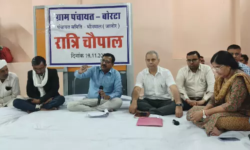 Jalore: रात्रि चौपाल में प्रस्तुत परिवादों को सुनकर उनका मौके पर करवाया समाधान Jalore: रात्रि चौपाल में प्रस्तुत परिवादों को सुनकर उनका मौके पर करवाया समाधान