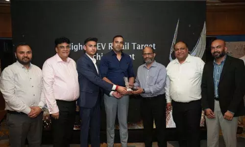 AM टाटा ने EV रिटेल लक्ष्य हासिल करने और अब तक की सर्वाधिक बिक्री के लिए पुरस्कार जीता AM टाटा ने EV रिटेल लक्ष्य हासिल करने और अब तक की सर्वाधिक बिक्री के लिए पुरस्कार जीता