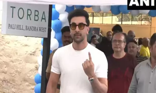 Ranbir Kapoor ने प्रशंसकों से मतदान में भाग लेने की अपील की Ranbir Kapoor ने प्रशंसकों से मतदान में भाग लेने की अपील की