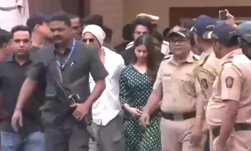 भारी सुरक्षा के बीच पहुंचे शाहरुख खान, फैमिली संग किया मतदान, अंबानी-कपूर परिवार ने डाला वोट भारी सुरक्षा के बीच पहुंचे शाहरुख खान, फैमिली संग किया मतदान, अंबानी-कपूर परिवार ने डाला वोट