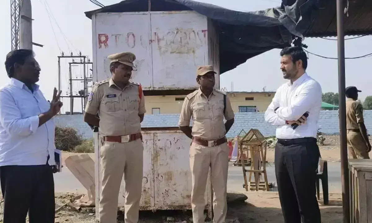 राज्य की सीमा पर वाहनों की जांच की जानी चाहिए: Collector