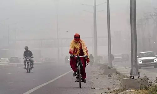 खराब AQI और धूम्रपान के बीच समानता को लेकर डॉक्टरों में मतभेद