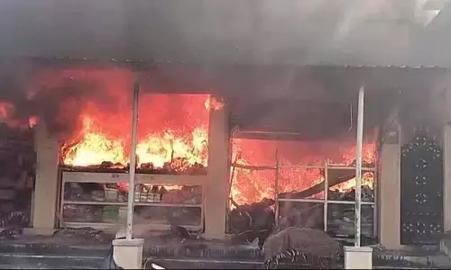 Hyderabad: परिधान की दुकान में आग लगने से लाखों का सामान जलकर राख