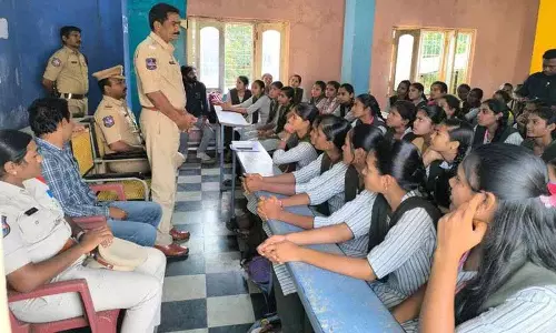 Police ने रैगिंग और नशीली दवाओं के दुरुपयोग के खिलाफ जागरूकता फैलाई Police ने रैगिंग और नशीली दवाओं के दुरुपयोग के खिलाफ जागरूकता फैलाई