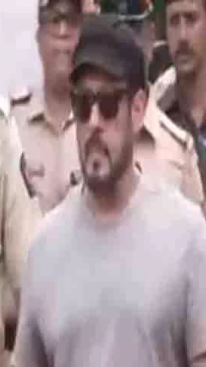 सलमान खान ने मुंबई में कड़ी सुरक्षा के बीच वोट डाला