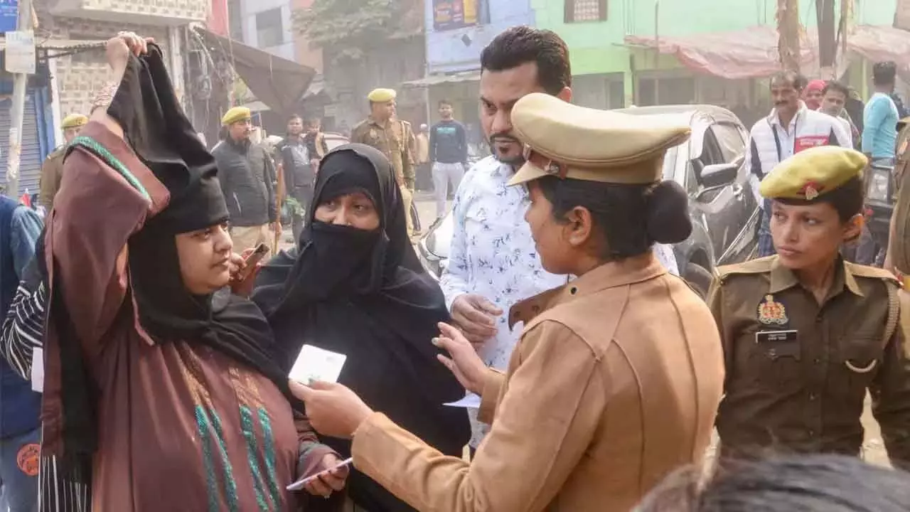 Harassment of voters: चुनाव आयोग ने 5 पुलिसकर्मियों को निलंबित किया