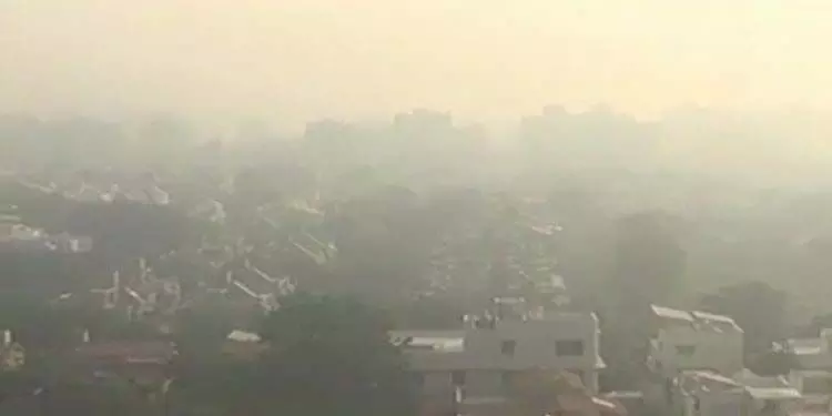 दिल्ली में धुंध की चादर जारी, AQI बेहद खराब