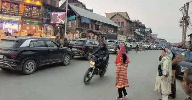 Jammu: पुराने राष्ट्रीय राजमार्ग से सटे कस्बों में यातायात जाम जारी