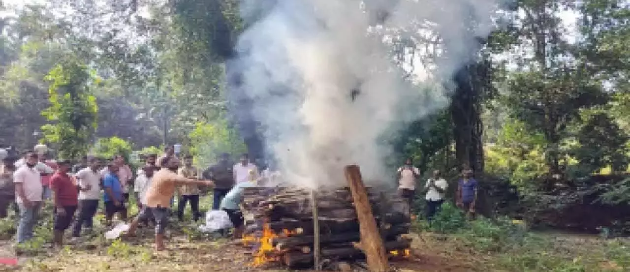 Karnataka: नक्सली नेता विक्रम गौड़ा का कड़ी सुरक्षा के बीच हेबरी में अंतिम संस्कार किया