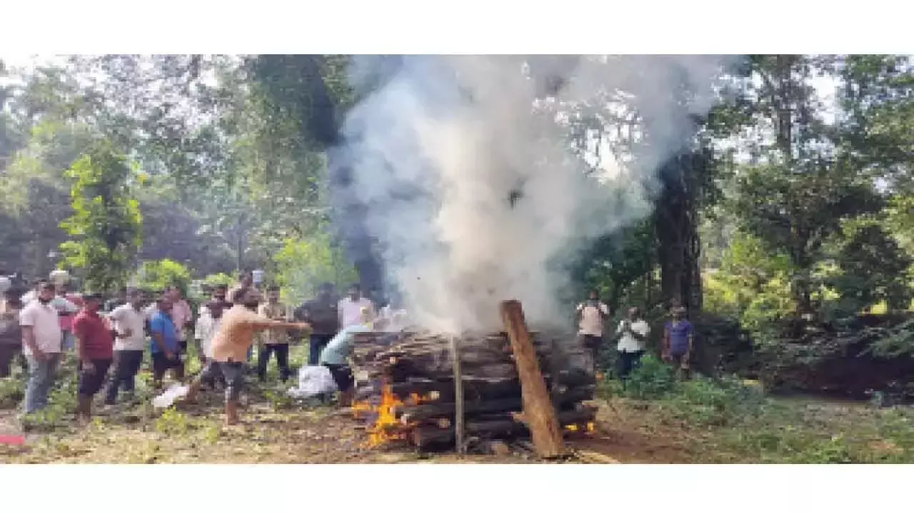 नक्सली नेता Vikram गौड़ा का कड़ी सुरक्षा के बीच हेबरी में अंतिम संस्कार किया गया